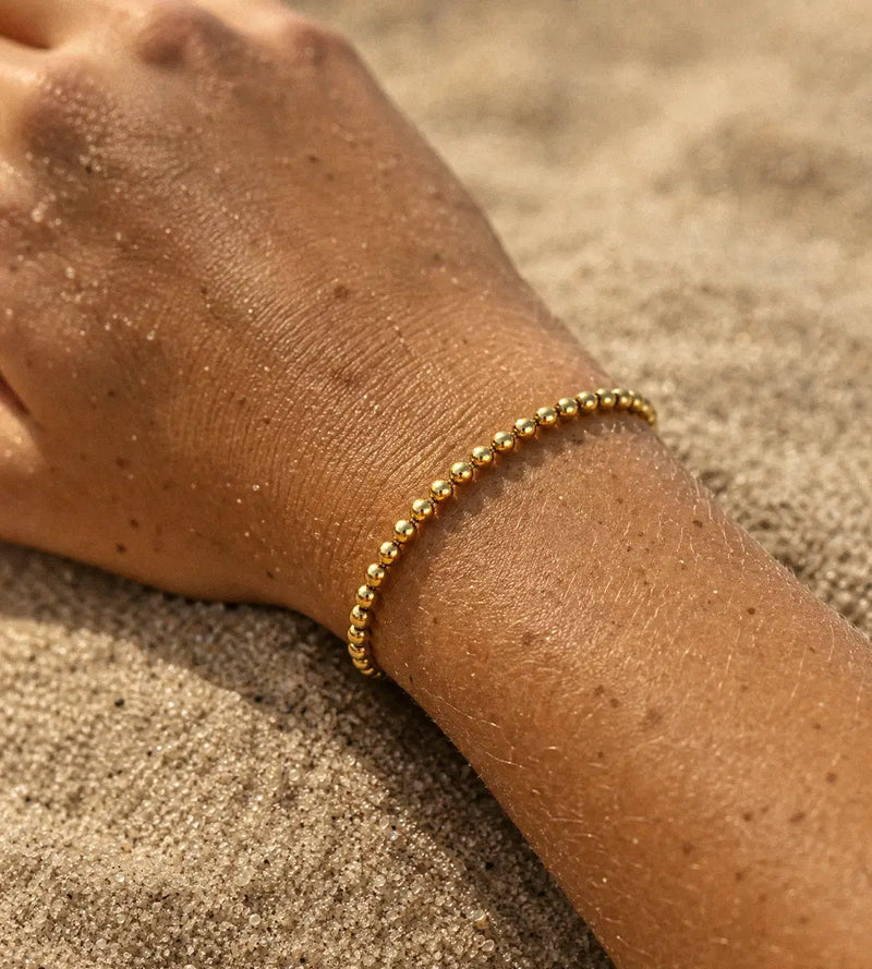 Bracelet Perles en or Be Lost porté en situation, bijou femme minimaliste résistant à l'eau